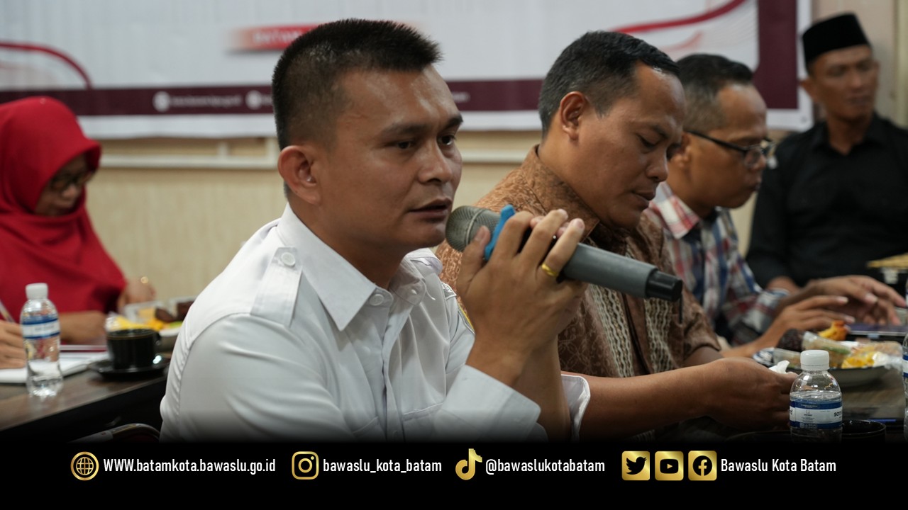 Ketua Bawaslu Kota Batam, Antonius Itoloha Gaho, bersama anggota Bawaslu Kota Batam melakukan pengawasan Rapat Pleno Terbuka Rekapitulasi Pemutakhiran Data Pemilih Berkelanjutan (PDPB) Triwulan I Tahun 2026 di Kantor Komisi Pemilihan Umum Kota Batam, Rabu (1/4/2026). Dalam pleno tersebut, KPU Kota Batam menetapkan jumlah daftar pemilih berkelanjutan sebanyak 961.816 pemilih sebagai bagian dari proses pemutakhiran data yang dilakukan secara berkala setiap triwulan.