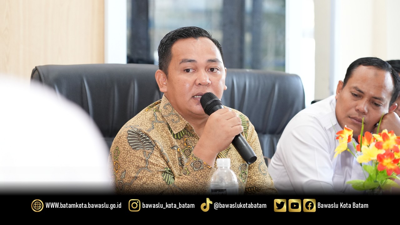 Ketua Bawaslu Provinsi Kepulauan Riau, Zulhadril Putra, saat memberikan arahan dalam kegiatan monitoring dan supervisi di Kantor Bawaslu Kota Batam, Rabu (22/4/2026). Kegiatan ini menjadi momentum penguatan kedisiplinan, tata kelola kelembagaan, serta optimalisasi publikasi kinerja pengawasan oleh Bawaslu Kota Batam.