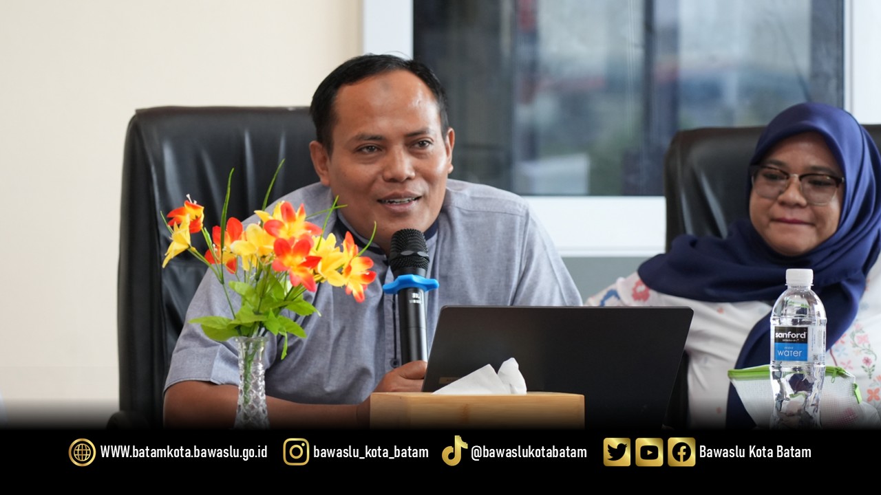 Jazuli, Koordinator Divisi Hukum dan Penyelesaian Sengketa Bawaslu Kota Batam menyampaikan tanggapan dalam kegiatan Diserbu Seri ke-7 di Kantor Bawaslu Kota Batam, Rabu (15/4/2026).
