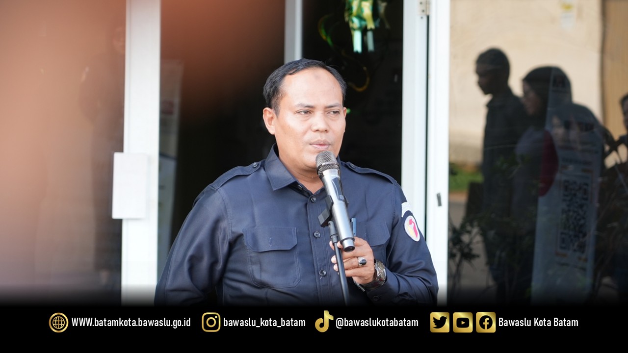 Jazuli, Koordinator Divisi Hukum dan Penyelesaian Sengketa Bawaslu Kota Batam, saat menjadi pembina apel pagi di Kantor Bawaslu Kota Batam, Senin (20/4/2026). Dalam amanatnya, ia menekankan pentingnya kedisiplinan, kebersamaan, serta refleksi nilai perjuangan Kartini sebagai inspirasi penguatan integritas dan kinerja pengawasan.