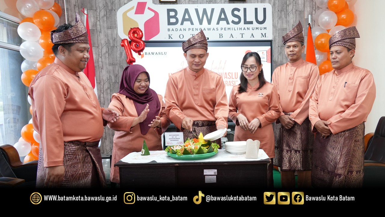 Pemotongan tumpeng oleh Pimpinan Bawaslu Kota Batam menandai puncak kegiatan Halal Bihalal dalam rangka Peringatan Milad ke-18 Bawaslu Republik Indonesia, Jumat (10/4/2026)