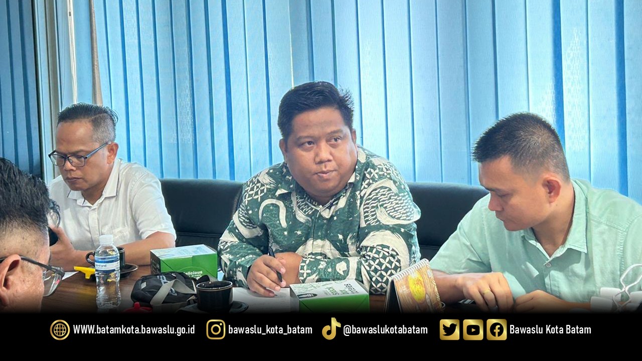 Koordinator Divisi Pencegahan, Partisipasi Masyarakat dan Humas Bawaslu Kota Batam, Zainal Abidin, bersama ketua dan anggota Bawaslu Kota Batam lainya menghadiri Rapat Sinkronisasi Pemutakhiran Data Pemilih Berkelanjutan (PDPB) Triwulan I Tahun 2026 di Kantor Komisi Pemilihan Umum Kota Batam, Selasa (31/3/2026). Rapat dilaksanakan sehari sebelum pleno penetapan PDPB TW I 2026 dengan agenda memastikan kesesuaian data pemilih berdasarkan PKPU Nomor 1 Tahun 2025 serta memperkuat transparansi proses pemutakhira