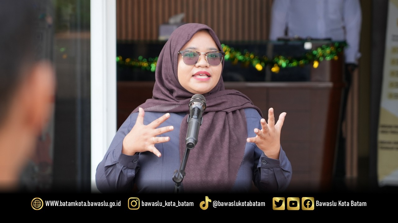Pembina apel pagi, Ully Yushariyen Damanik, menyampaikan arahan terkait penyesuaian sistem kerja dan penguatan disiplin ASN di lingkungan Bawaslu Kota Batam, Senin (13/4/2026). 