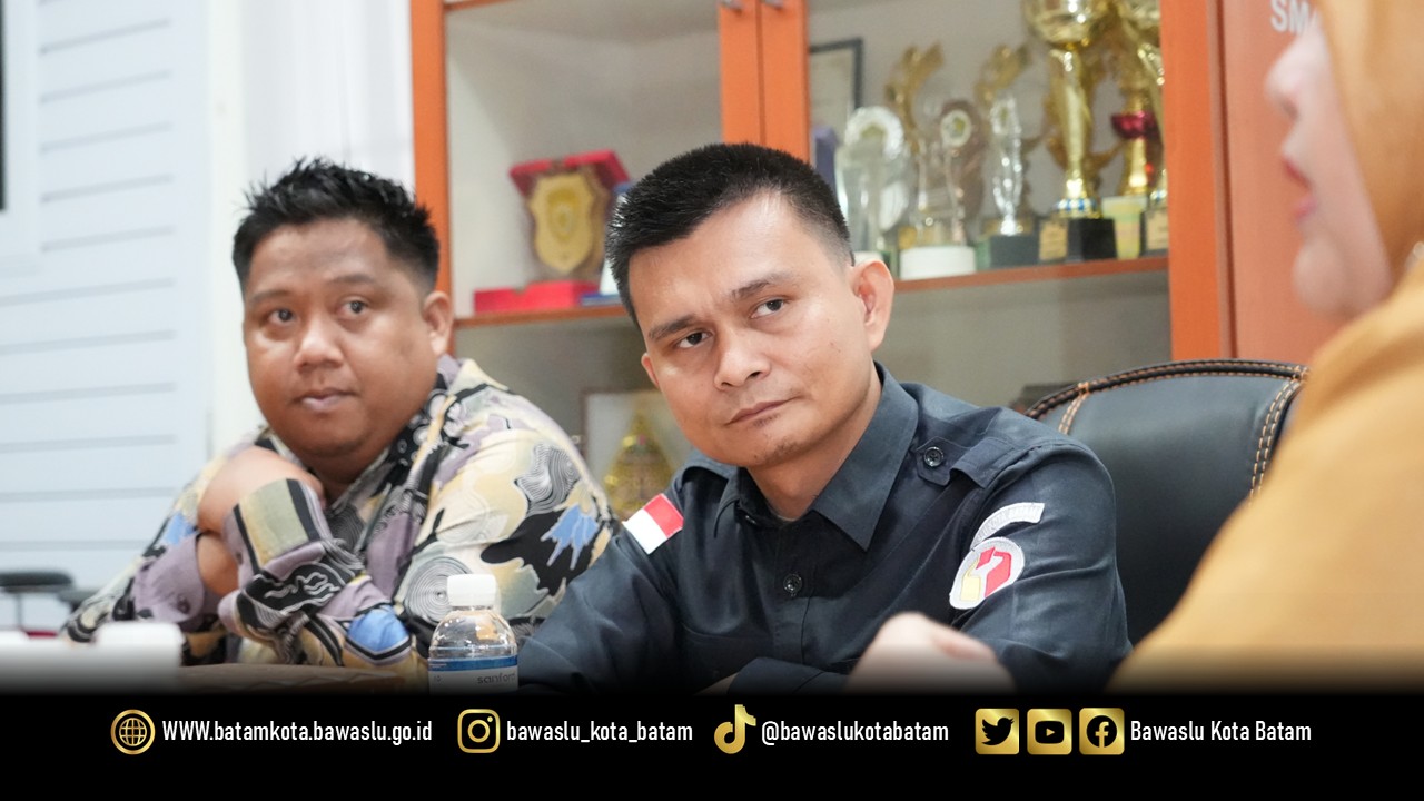 Ketua Bawaslu Kota Batam, Antonius Itoloha Gaho, bersama jajaran saat melakukan audiensi ke SMAN 8 Batam dalam program Bawaslu Goes to School di Bengkong Sadai, Senin (4/5/2026). Kegiatan ini menjadi langkah awal kerja sama edukasi pengawasan partisipatif bagi pemilih pemula.