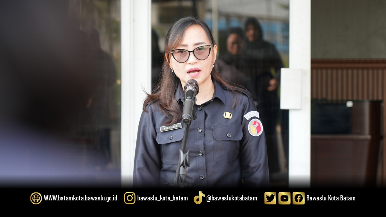 Kepala Sekretariat Bawaslu Kota Batam, Esther Irianti Lombogia, menyampaikan arahan saat menjadi pembina apel pagi di Kantor Bawaslu Kota Batam, Senin (4/5/2026). Apel diikuti oleh seluruh jajaran sekretariat sebagai momentum penguatan integritas, disiplin, dan soliditas kerja.