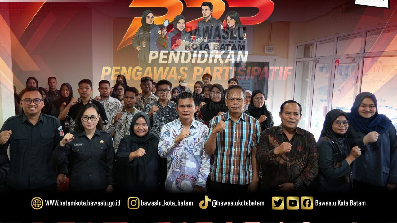 Foto bersama peserta Pendidikan Pengawas Partisipatif (P2P) Tahun 2026 bersama pimpinan dan jajaran Bawaslu Kota Batam usai pelaksanaan kegiatan bertema “Berfungsi dan Bergerak untuk Pemilu yang Bermartabat” di Kantor Bawaslu Kota Batam, Selasa (26/5/2026).