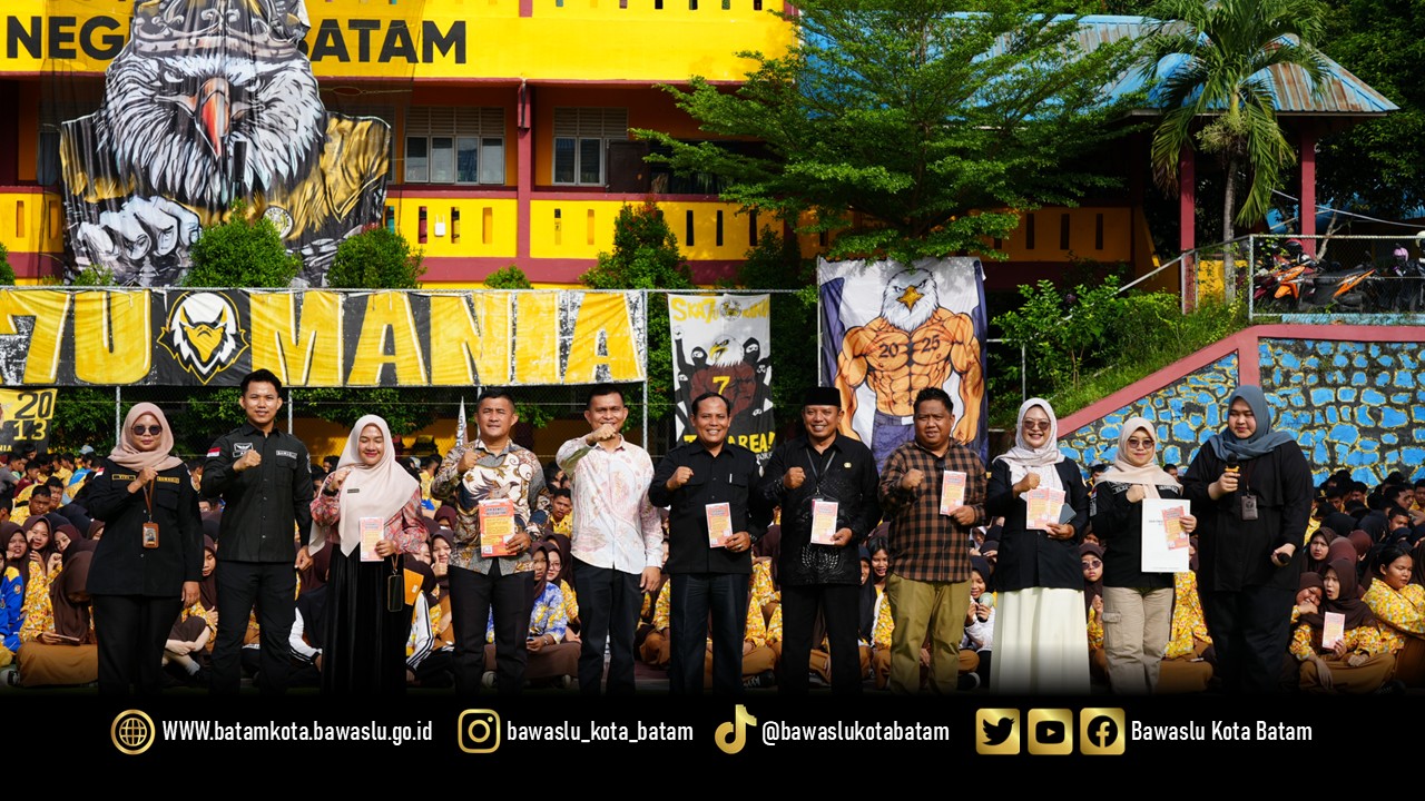 Ketua dan Anggota Bawaslu Kota Batam bersama jajaran SMKN 7 Kota Batam dan siswa-siswi berfoto bersama usai kegiatan Bawaslu Goes To School (BGS), sebagai bagian dari edukasi kepemiluan bagi pemilih pemula.