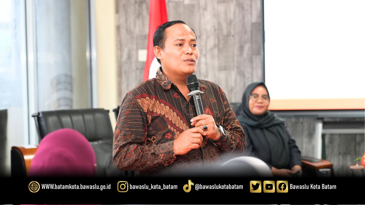 Koordinator Divisi Hukum dan Penyelesaian Sengketa Bawaslu Kota Batam, Jazuli saat menyampaikan materi penyelesaian sengketa proses pemilu kepada peserta Pendidikan Pengawas Partisipatif (P2P) Tahun 2026 di Kantor Bawaslu Kota Batam, Selasa (26/5/2026).