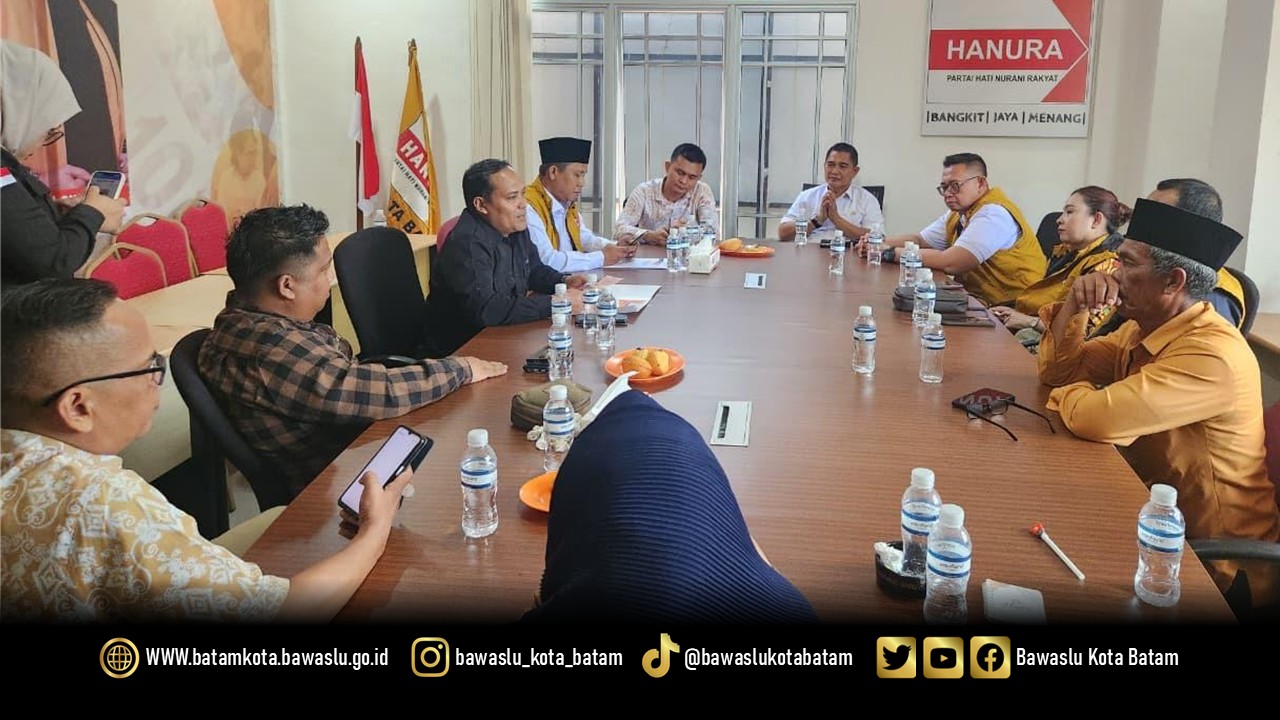 Ketua Bawaslu Kota Batam Antonius Itoloha Gaho bersama jajaran anggota dan sekretariat dalam Silaturahmi dan Koordinasi Pemutakhiran Data Partai Politik Berkelanjutan (PDPB) Tahun 2026 bersama DPC Partai Hanura Kota Batam, Kamis (7/5/2026).