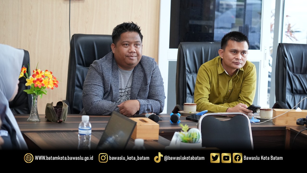 Ketua Bawaslu Kota Batam Antonius Itoloha Gaho bersama Koordinator Divisi Pencegahan, Parmas dan Humas Zainal Abidin serta jajaran sekretariat mengikuti Kick Off Pendidikan Pengawas Partisipatif Tahun 2026 yang diselenggarakan Bawaslu RI secara daring dari kantor Bawaslu Kota Batam, Selasa (12/5/2026). Kegiatan ini mengusung tema “Berfungsi dan Bergerak untuk Pemilu 2029 yang Bermartabat.”