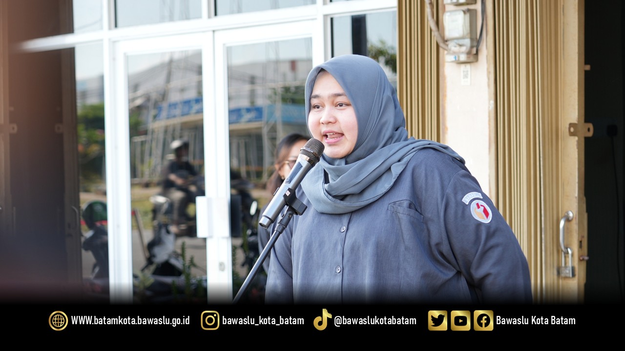 Kepala Sub Bagian Pengawasan dan Humas Bawaslu Kota Batam, Putri Larasati Anggiawan, memimpin apel pagi di halaman parkir Kantor Bawaslu Kota Batam, Senin (11/5/2026).