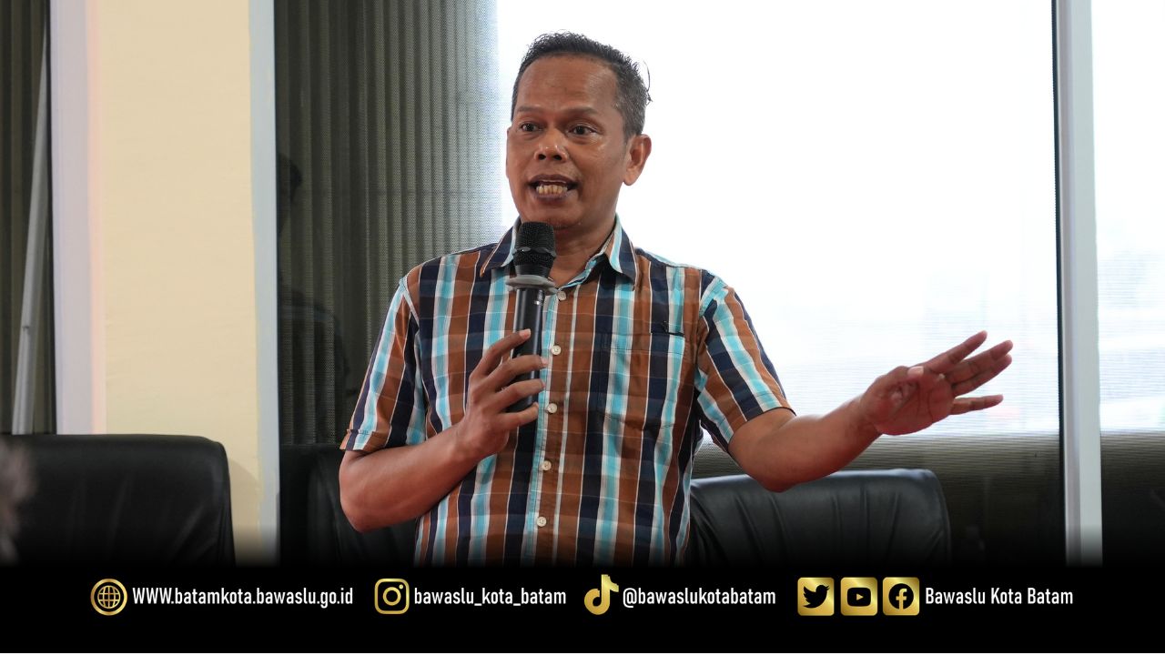 Koordinator Divisi Penanganan Pelanggaran data dan informasi Bawaslu Kota Batam, Syailendra Reza saat menyampaikan materi teknis penanganan pelanggaran pemilu kepada peserta Pendidikan Pengawas Partisipatif (P2P) Tahun 2026 di Kantor Bawaslu Kota Batam, Selasa (26/5/2026).