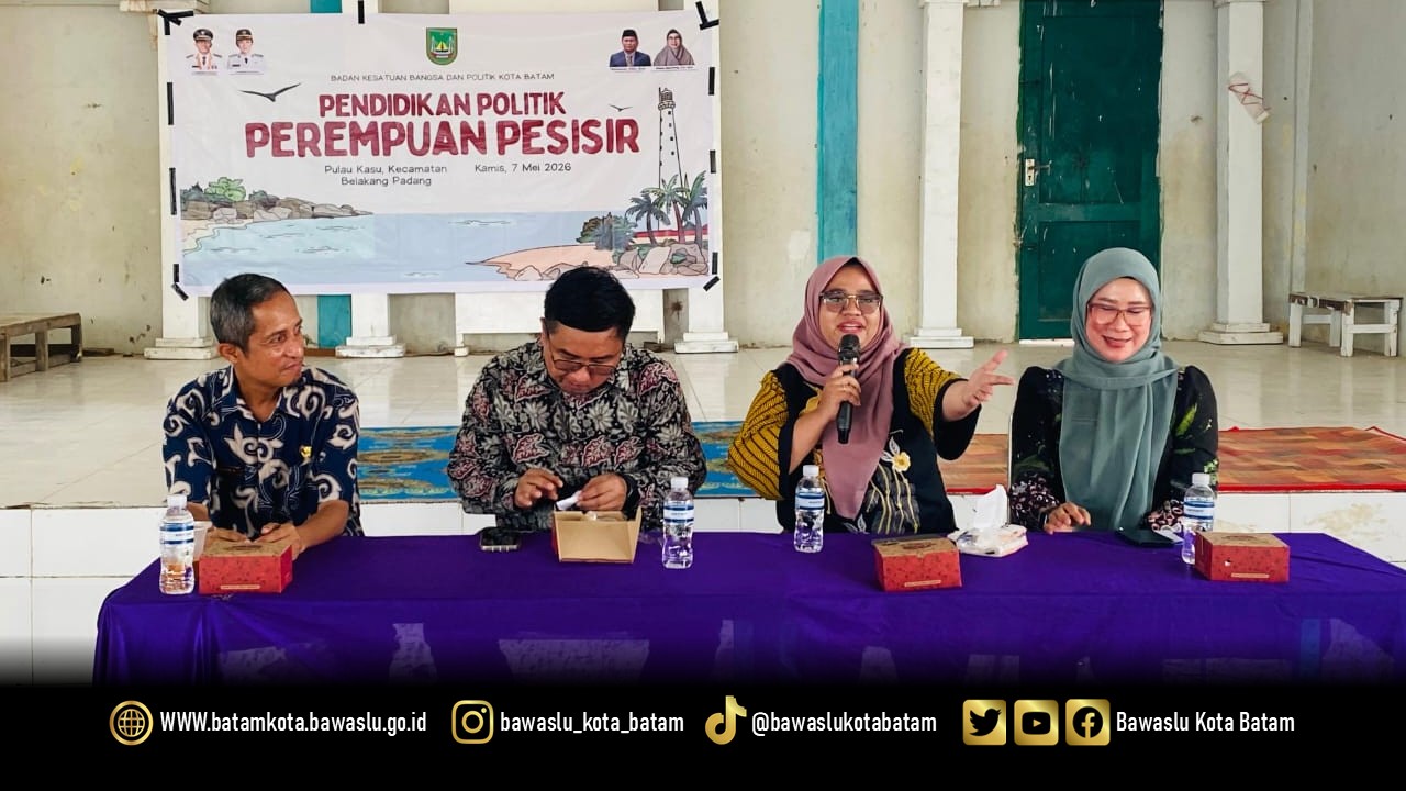Koordinator Divisi SDM, Organisasi, dan Diklat Bawaslu Kota Batam, Ully Yushariyen Damanik, menyampaikan materi pendidikan politik perempuan pesisir pada kegiatan yang diselenggarakan Kesbangpol Kota Batam di Aula Kelurahan Kasu, Kecamatan Belakang Padang, Kamis (7/5/2026).