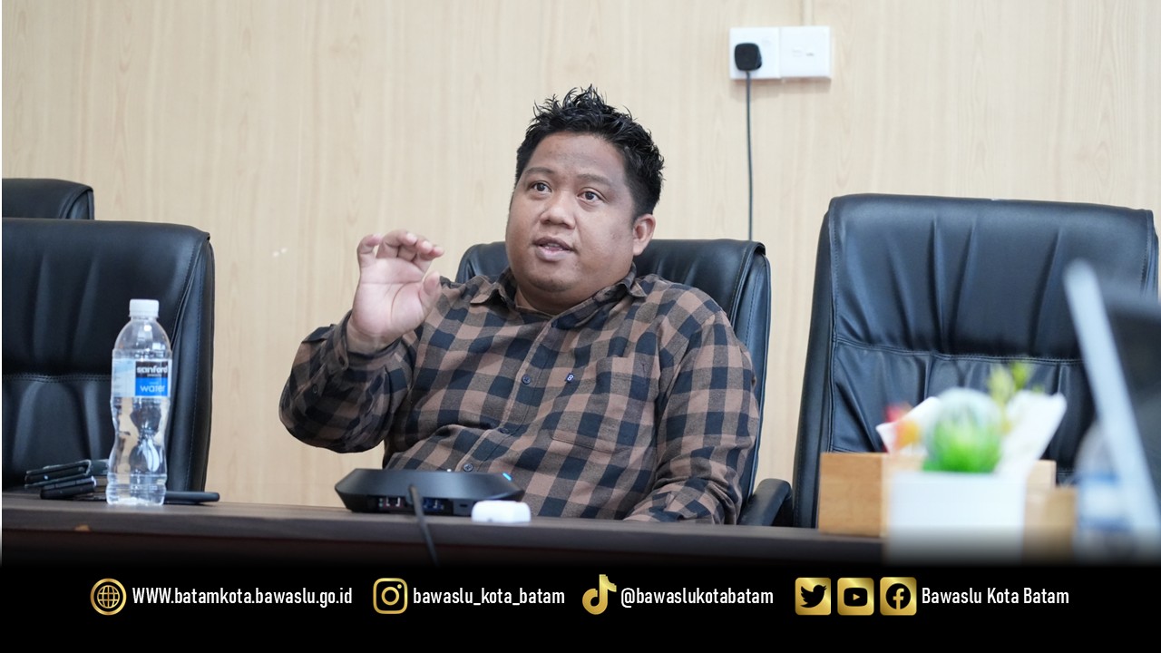 Koordinator Divisi Pencegahan, Parmas dan Humas Bawaslu Kota Batam, Zainal Abidin, menyampaikan alur pelaksanaan Pendidikan Pengawas Partisipatif (P2P) Tahun 2026 dalam rapat daring bersama peserta yang telah dinyatakan lulus, Senin (18/5/2026).