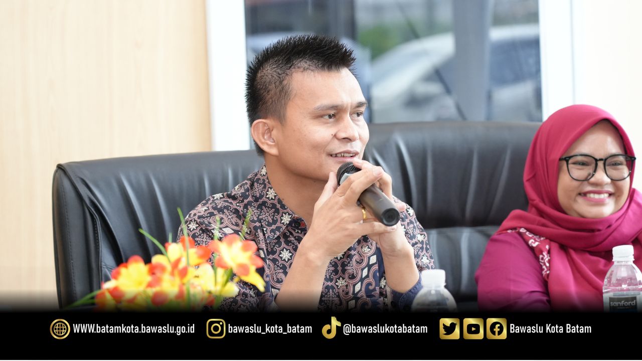 Ketua Bawaslu Kota Batam, Antonius Itoloha Gaho saat membuka kegiatan Bimbingan Teknis Pengelolaan Ketatausahaan dan Kearsipan di Lingkungan Bawaslu Kota Batam, Kamis (25/6/2026)