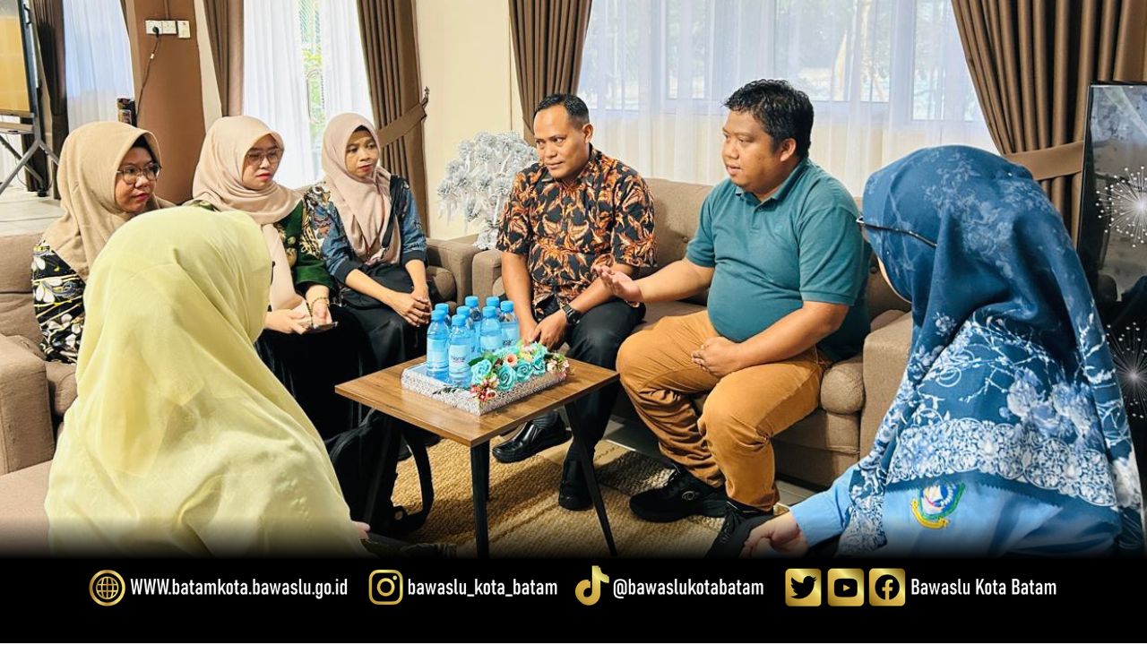 Audiensi Bawaslu Kota Batam dengan SMA Negeri 3 Batam dalam rangka memperkuat sinergi dan koordinasi terkait pendidikan demokrasi serta pengawasan partisipatif bagi pemilih pemula, Senin (15/06/2026).