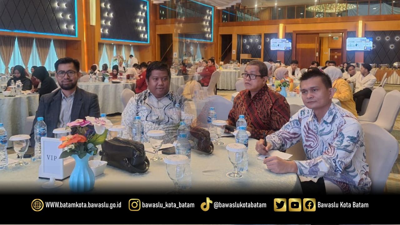 Ketua dan Anggota Bawaslu Kota Batam menghadiri Seminar Nasional bertajuk “Menyongsong Reformulasi Undang-Undang Pemilu 2029 dengan Menjaring Aspirasi dan Gagasan Daerah untuk Penguatan Demokrasi Indonesia” yang diselenggarakan oleh FISIPOL Universitas Riau Kepulauan (UNRIKA), Senin (22/6/2026).
