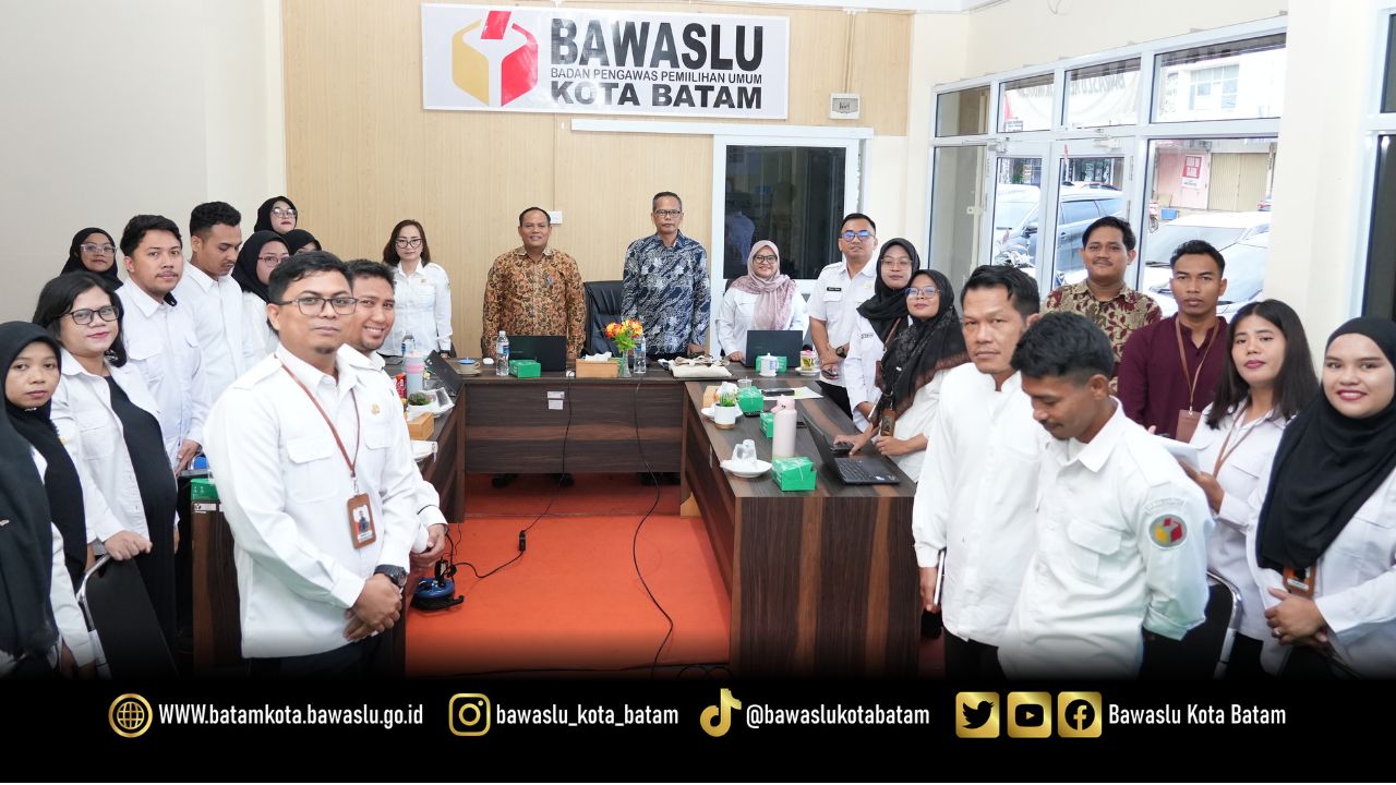 Keluarga besar Bawaslu Kota Batam berfoto bersama, peserta, dan Komunitas Pengawas Partisipatif (KPP) usai pelaksanaan kegiatan Fasilitasi Pengelolaan Layanan Hukum: Penguatan Kapasitas Bantuan Hukum Bagi Pengawas Pemilu, Rabu (24/6/2026).