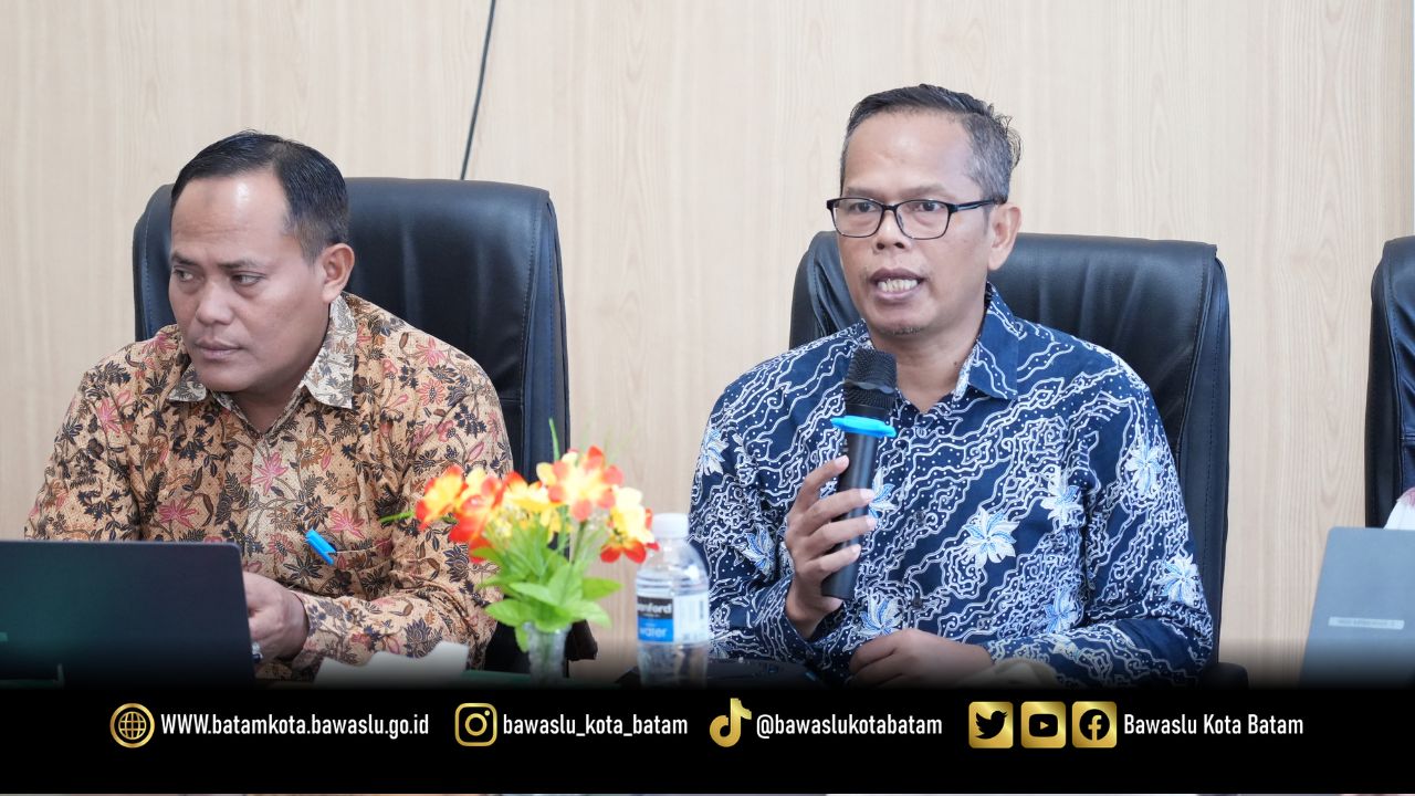 Koordinator Divisi Penanganan Pelanggaran, Data dan Informasi Bawaslu Kota Batam, Syailendra Reza Irwansyah Rezeki saat membuka kegiatan Fasilitasi Pengelolaan Layanan Hukum: Penguatan Kapasitas Bantuan Hukum Bagi Pengawas Pemilu yang dilaksanakan Bawaslu Kota Batam di ruang rapat kantor Bawaslu Kota Batam, Rabu (24/6/2026).