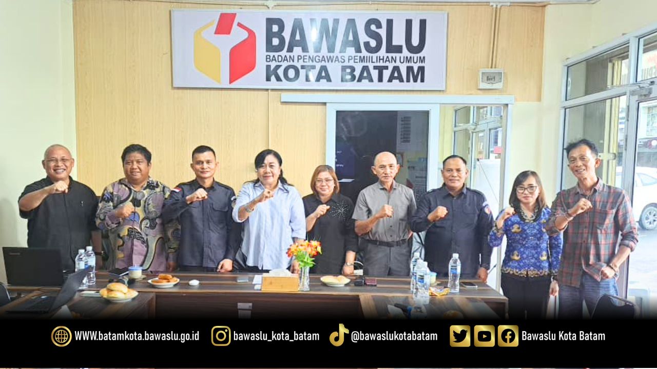 Bawaslu Kota Batam berfoto bersama pengurus dan jemaat GMIM Sentrum Batam usai kegiatan Konsolidasi Demokrasi di Kantor Bawaslu Kota Batam, Senin (1/6/2026).