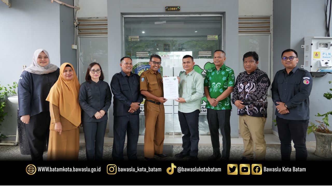 Penandatanganan Nota Kesepahaman dan Perjanjian Kerja Sama antara Bawaslu Kota Batam dan SMAN 8 Batam sebagai langkah bersama dalam memperkuat pendidikan demokrasi, pengawasan partisipatif, serta pembinaan pemilih pemula di Kota Batam, Selasa (2/6/2026).