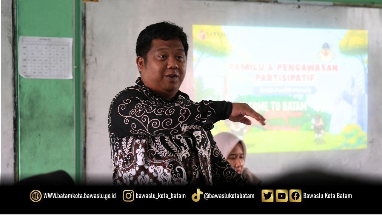 Anggota Bawaslu Kota Batam, Zainal Abidin saat menyampaikan materi kepemiluan kepada siswa SMA Negeri 8 Batam dalam kegiatan Bawaslu Goes to School, Selasa (2/6/2026).