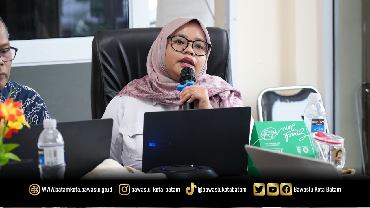 Koordinator Divisi SDM, Organisasi, dan Diklat Bawaslu Kota Batam, Ully Yushariyen Damanik, menutup kegiatan Fasilitasi Pengelolaan Layanan Hukum: Penguatan Kapasitas Bantuan Hukum Bagi Pengawas Pemilu dengan menegaskan pentingnya perlindungan dan advokasi hukum bagi pengawas pemilu maupun masyarakat yang terlibat dalam pengawasan partisipatif.