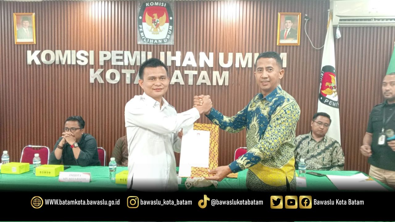 Ketua Bawaslu Kota Batam, Antonius Itoloha Gaho, menerima salinan Berita Acara Pleno Rekapitulasi Pemutakhiran Data Pemilih Berkelanjutan (PDPB) Triwulan II Tahun 2026 usai pelaksanaan rapat pleno di Kantor KPU Kota Batam, Rabu (1/7/2026).
