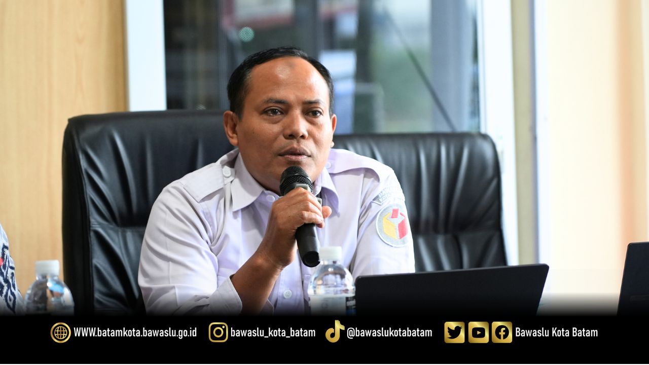 Koordinator Divisi Hukum dan Penyelesaian Sengketa Bawaslu Kota Batam, Jazuli, menyampaikan pentingnya pemahaman menyeluruh terhadap mekanisme penyelesaian sengketa proses Pemilu saat Diskusi Asyik Bareng Bawaslu (DISERBU) Seri ke-10, Rabu (8/7/2026).