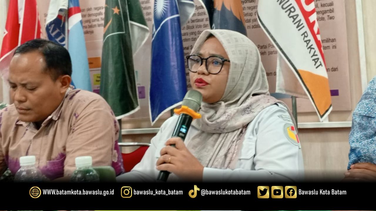 Koordinator Divisi SDM, Organisasi, dan Diklat Bawaslu Kota Batam, Ully Yushariyen Damanik, menyampaikan masukan dalam Rapat Pleno Rekapitulasi Pemutakhiran Data Pemilih Berkelanjutan (PDPB) Triwulan II Tahun 2026 di Kantor KPU Kota Batam, Rabu (1/7/2026).
