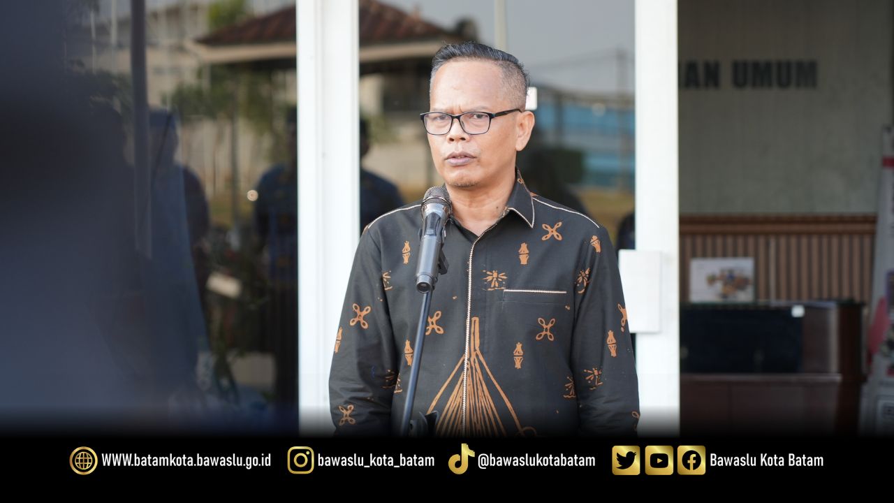 Koordinator Divisi Penanganan Pelanggaran, Data dan Informasi Bawaslu Kota Batam, Syailedra Reza Irwansyah Rezeki, bertindak sebagai pembina upacara dalam rangka memperingati Hari Ulang Tahun (HUT) ke-81 Republik Indonesia, Senin (17/8/2026)