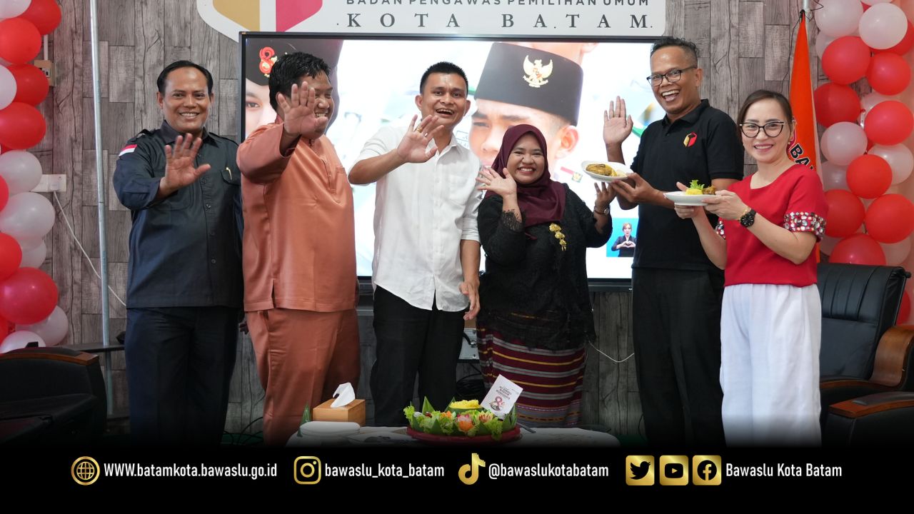 Ketua dan anggota serta Kepala Sekretariat Bawaslu Kota Batam melakukan pemotongan tumpeng dalam rangka memperingati HUT Bawaslu Kabupten/Kota se-Indonesia. 
