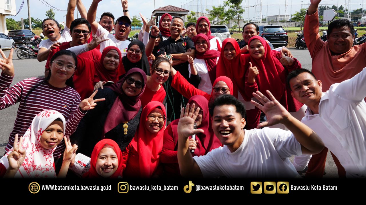 Suasana keseruan perlombaan di kantor Bawaslu Kota Batam dalam peringatan HUT Republik Indonesia yang ke 81 Tahun.