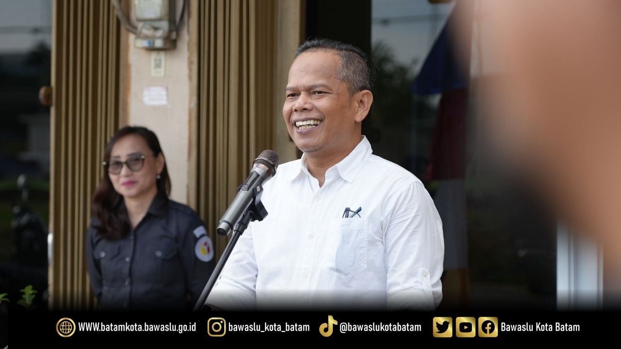 Koordinator Divisi Penanganan Pelanggaran, Data dan Informasi Bawaslu Kota Batam, Syailendra Reza Irwansyah Rezeki, saat menjadi pembina apel pagi di Kantor Bawaslu Kota Batam, Senin (31/8/2026).