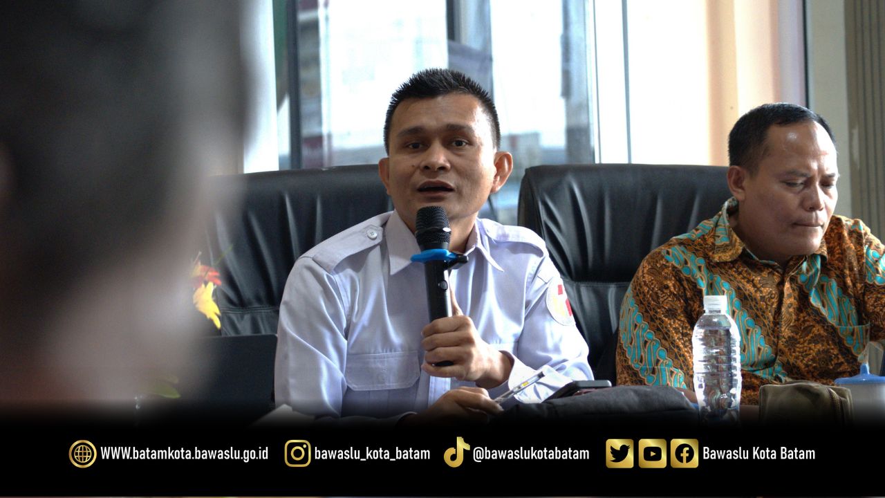 Ketua Bawaslu Kota Batam saat menghadiri Diskusi Asyik Bareng Bawaslu (DISERBU) Seri ke-12 yang digelar di Kantor Bawaslu Kota Batam