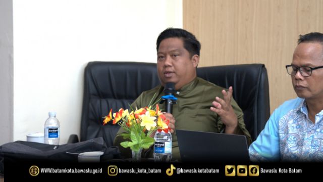 Zainal Abidin, saat menanggapi diskusi peserta pada kegiatan Diskusi Asyik Bareng Bawaslu (DISERBU) Seri ke-12, yang digelar di Kantor Bawaslu Kota Batam