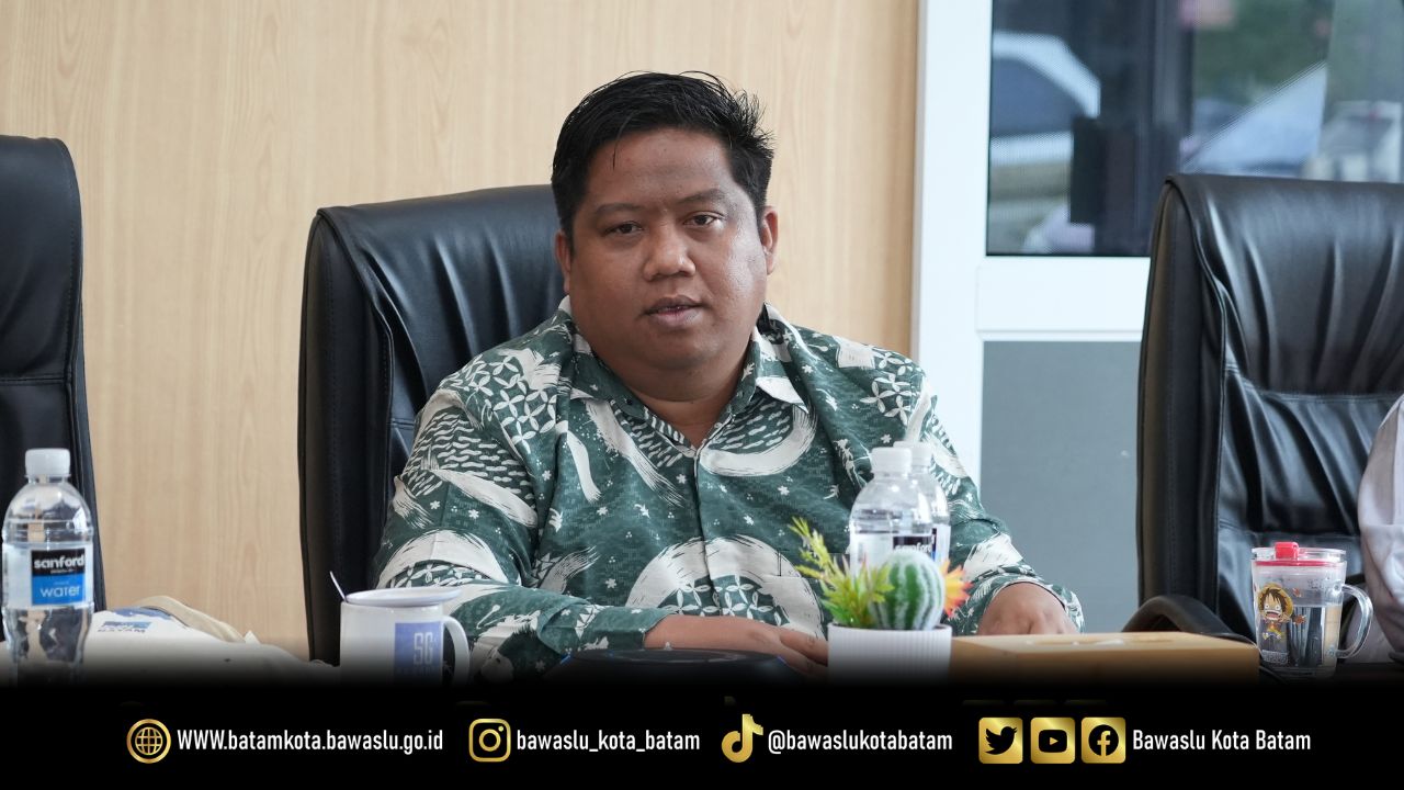 Koordinator Divisi Pencegahan, Partisipasi Masyarakat, dan Hubungan Masyarakat Bawaslu Kota Batam, Zainal Abidin, saat menyampaikan bahwa Bawaslu Kota Batam telah melakukan berbagai langkah pengawasan pada rapat koordinasi persiapan pengawasan pleno PDPB Triwulan III.