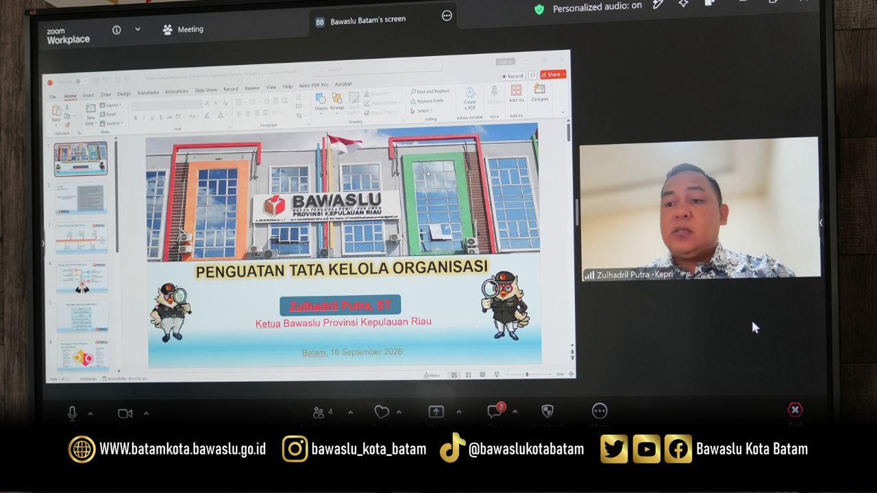 Zulhadril menyampaikan materi melalui Zoom Meeting di hadapan Ketua dan Anggota Bawaslu Kota Batam, jajaran sekretariat, serta perwakilan komunitas pengawas partisipatif.
