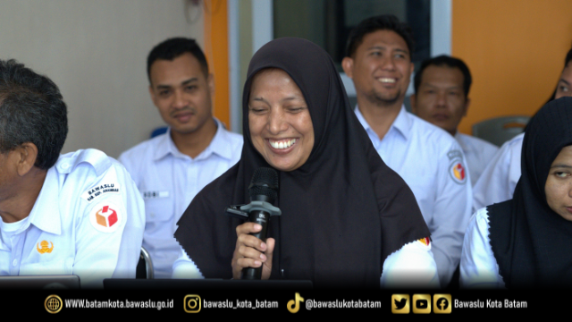 Anisah, Staf Divisi SDM Bawaslu Kota Batam saat memaparkan materi diskusi yang mengangkat tema Pembinaan Pengawas Pemilu terkait Perbawaslu Nomor 15 Tahun 2020