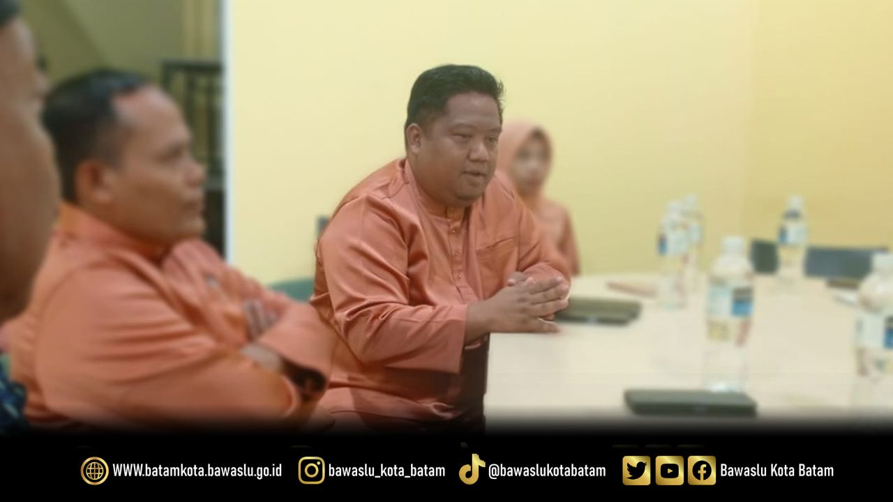 Koordinator Divisi Pencegahan, Partisipasi Masyarakat, dan Humas Bawaslu Batam, Zainal Abidin saat audiensi bersama Pengurus Persatuan Penyandang Disabilitas Indonesia (PPDI) Kota Batam yang berlangsung di Kantor NPCI Kepulauan Riau