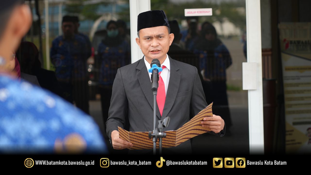 Ketua Bawaslu Kota Batam, Antonius Itoloha Gaho, membacakan naskah ikrar Hari Kesaktian Pancasila yang menegaskan kembali tekad bangsa Indonesia untuk mempertahankan dan mengamalkan nilai-nilai Pancasila sebagai ideologi negara. (01/10/2026)