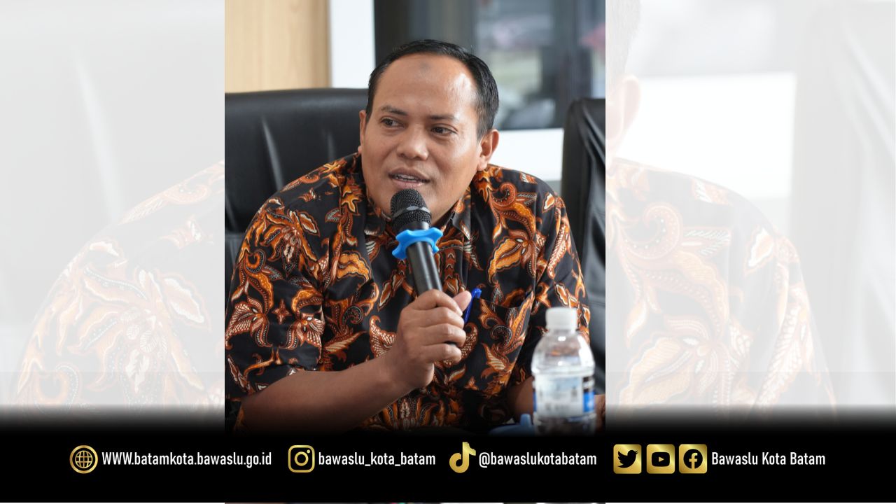  Koordinator Divisi Hukum dan Penyelesaian Sengketa Bawaslu Kota Batam, Jazuli, saat menanggapi pemaparan materi dalam Diskusi Asyik Bareng Bawaslu (DISERBU), Rabu (14/10/2026).