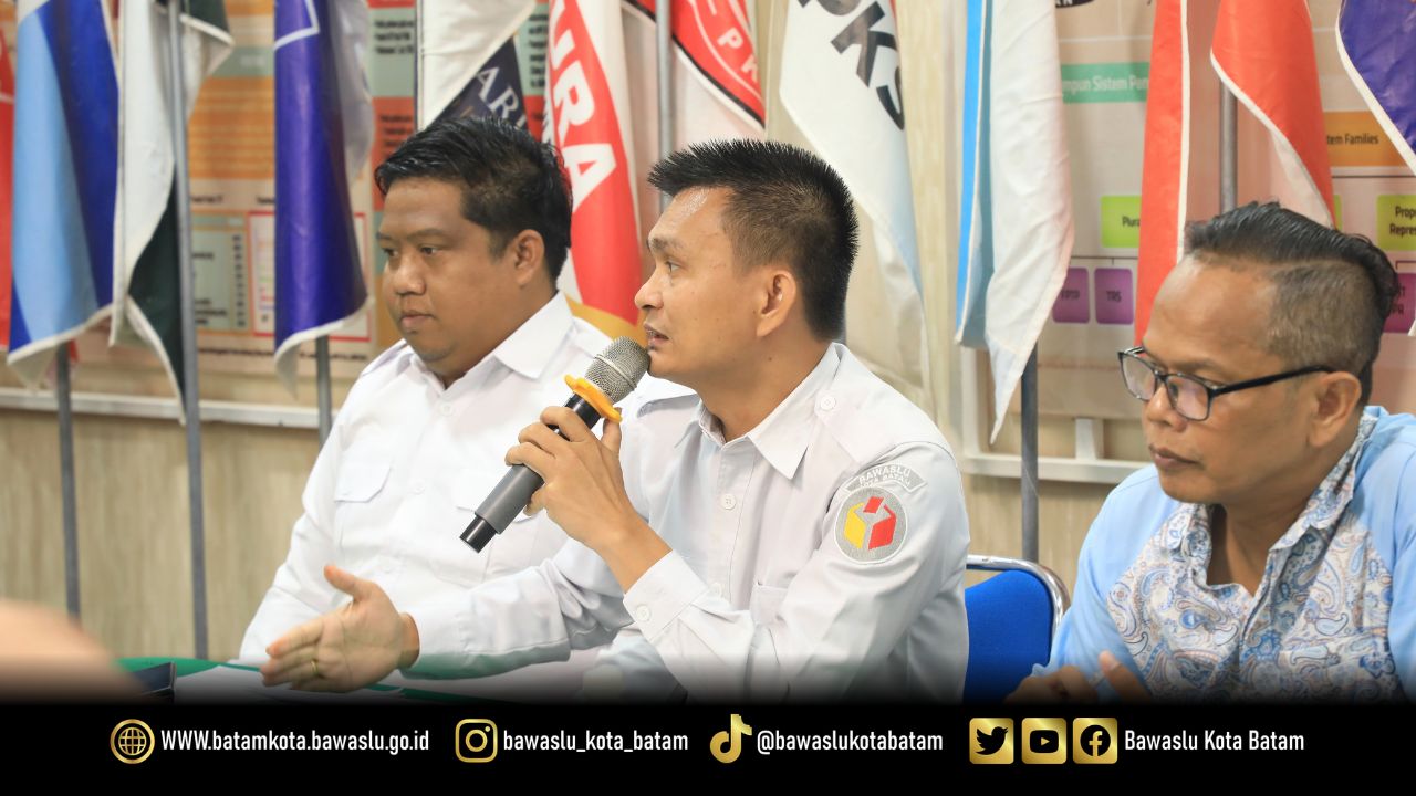Ketua Bawaslu Batam, Antonius Itoloha Gaho saat menghadiri Rapat Pleno Terbuka Pemutakhiran Data Pemilih Berkelanjutan (PDPB) Triwulan III