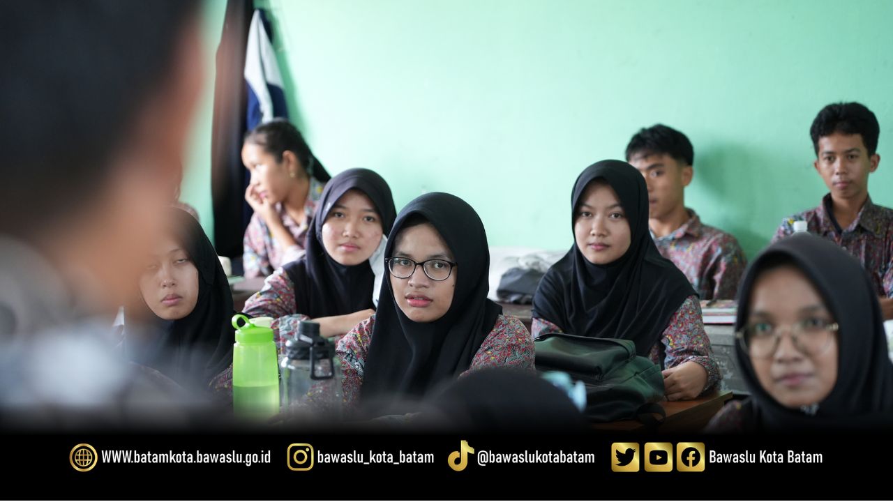 Siswa SMA Negeri 8 Batam memperhatikan pemaparan materi dari Bawaslu Kota Batam pada kegiatan Bawaslu Goes to School, yang bertujuan membentuk pemilih muda yang kritis, cerdas, dan berintegritas.