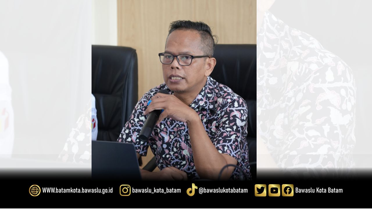 Koordinator Divisi Penanganan Pelanggaran Data dan Informasi Bawaslu Batam, Syailendra Reza Irwansyah Rezeki saat menanggapi pemaparan materi dalam Diskusi Asyik Bareng Bawaslu (Diserbu) di Kantor Bawaslu Kota Batam, Rabu (14/10/2026).