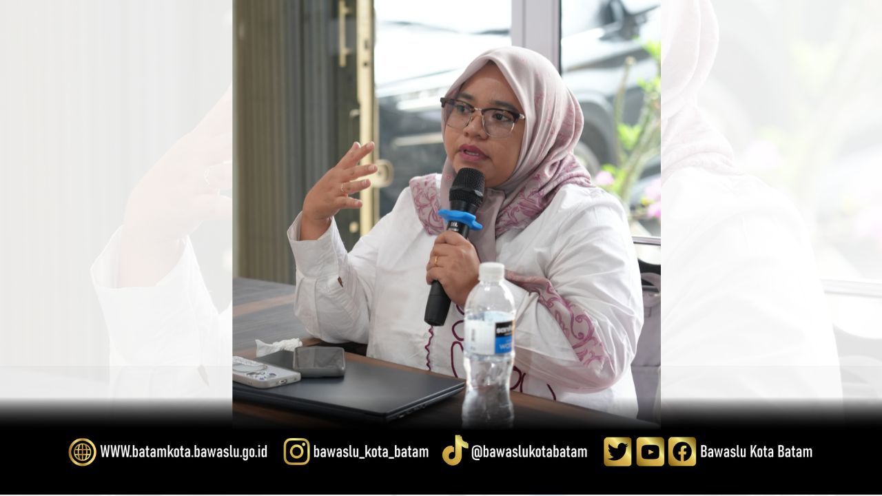 Koordinator Divisi SDM, Organisasi dan Diklat Bawaslu Kota Batam, Ully Yushariyen Damanik, saat menanggapi materi dalam Diskusi Asyik Bareng Bawaslu (Diserbu) Seri ke-13 di ruang rapat Kantor Bawaslu Kota Batam, Rabu (14/10/2026).