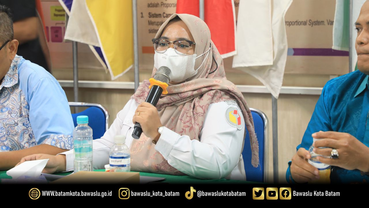 Ully saat menyampaikan bahwa masih ditemukan sejumlah persoalan terkait pelaporan kematian yang berpotensi memengaruhi kualitas data pemilih pada kegiatan pengawasan PDPB TW III di Kantor KPU Kota Batam