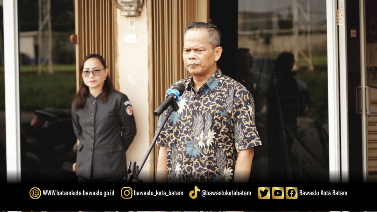 Koordinator Divisi Penanganan Pelanggaran, Data, dan Informasi Bawaslu Kota Batam, Syailendra Reza, saat menjadi pembina apel pagi di lingkungan Bawaslu Kota Batam, Senin (19/10/2026).