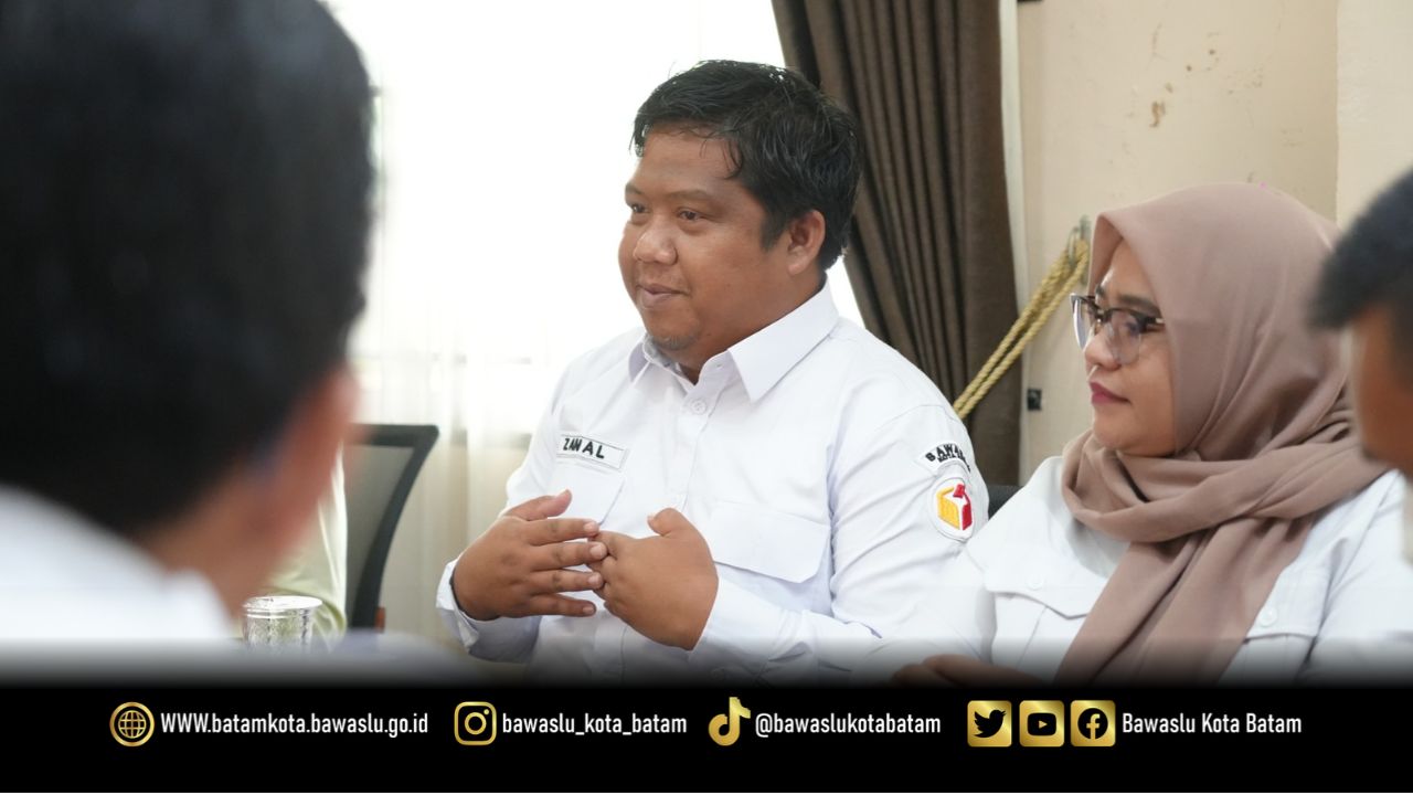 Koordinator Divisi Pencegahan, Partisipasi Masyarakat, dan Hubungan Masyarakat Bawaslu Kota Batam, Zainal Abidin, saat menghadiri audiensi penjajakan nota kesepahaman (MoU) dan perjanjian kerja sama (PKS) di SMA Negeri 12 Batam, Rabu (21/10/2026), dalam rangka program Bawaslu Goes to School.