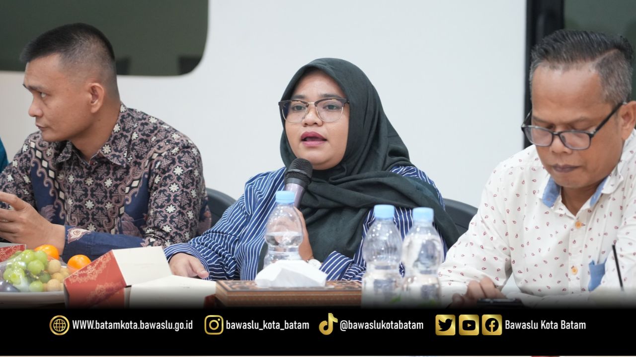 Koordinator Divisi SDM, Organisasi, dan Diklat Bawaslu Kota Batam, Ully Yushariyen Damanik, saat menghadiri Silaturahmi dan Koordinasi Lanjutan terkait Pengawasan Pemutakhiran Data Partai Politik Berkelanjutan Tahun 2026 di Kantor DPD Partai NasDem Kota Batam, Jumat (16/10/2026).